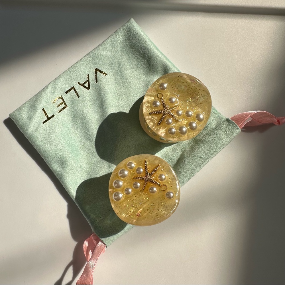Beautiful Mermaid-y Valet Studio Starfish and Pearl Claw Hair Clips